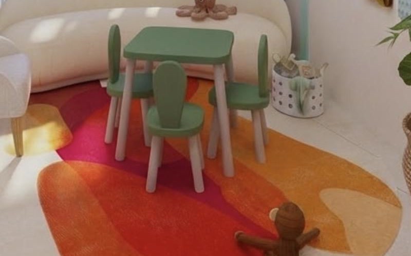 Sala de juego con cojines y materiales para trabajo con niños